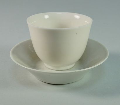 null Tasse de forme évasée en porcelaine émaillée blanc de Chine. période Kangxi...