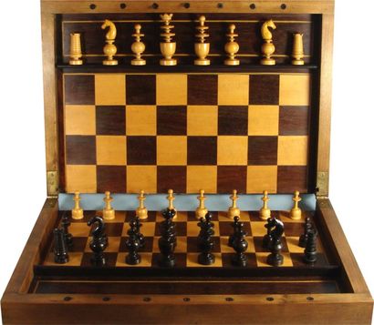 null Jeu d’ECHECS, France XIXème siècle, avec 32 pions en buis, modèle Régence. Coffret...