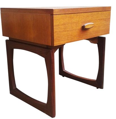 null Chevet ou petite table ouvrant à un tiroir en teck sur pied haut. Années 1960.L....