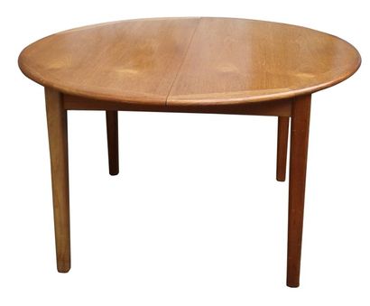 null Table de salle à manger circulaire en bois blond massif à allonges. Années 1960....