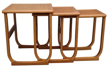 null Ensemble de 3 tables basses gigognes en bois blond. Années 1960 48 cm - 42 cm...