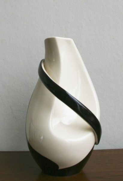 null Vase en céramique peinte à la main noire et blanche avec anse rapportée. Modèle...