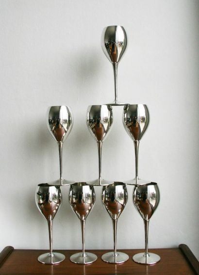 null Ensemble de 8 verres à pied en métal chromé. Edition italienne. H. 18 cm