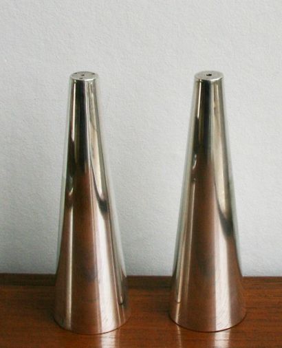 null Salière et poivrière conique en métal chromé. Années 1970. H. 13 cm