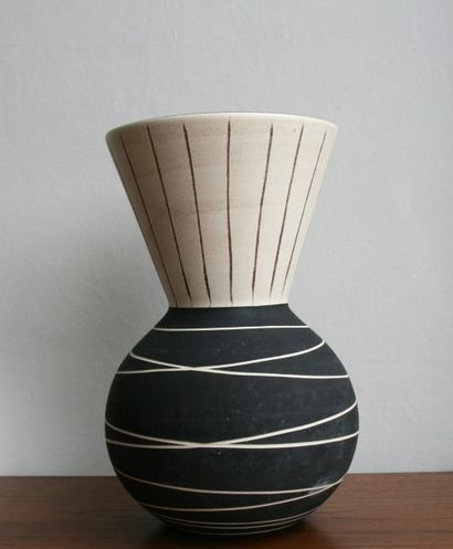 null Vase en céramique à décor géométrique noir et blanc, intérieur métallisé. Années...