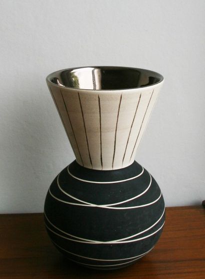 null Vase en céramique à décor géométrique noir et blanc, intérieur métallisé. Années...