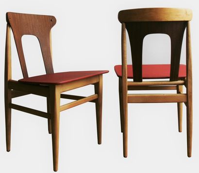null Ensemble de 4 chaises en bois ciré. Assise en skaï rouge. Années 1960. L .46...