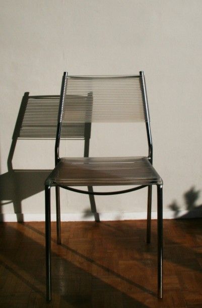 null Chaise en fil plastique transparent, structure en métal chromé.