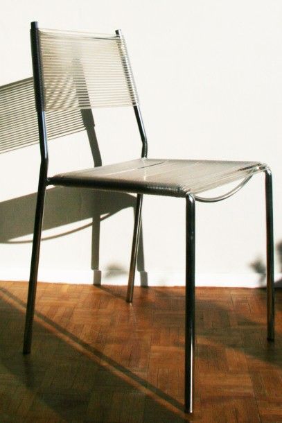 null Chaise en fil plastique transparent, structure en métal chromé.