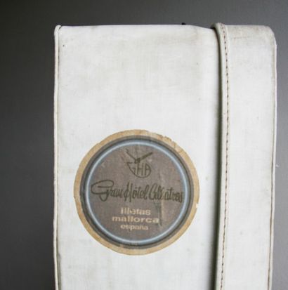 FOXCROFT Valise blanche, intérieur en tissu framboise. Angleterre, circa 1960. 15...