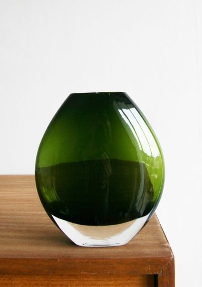 null Vase en verre transparent et vert sapin. Un petit éclat H. 15 cm