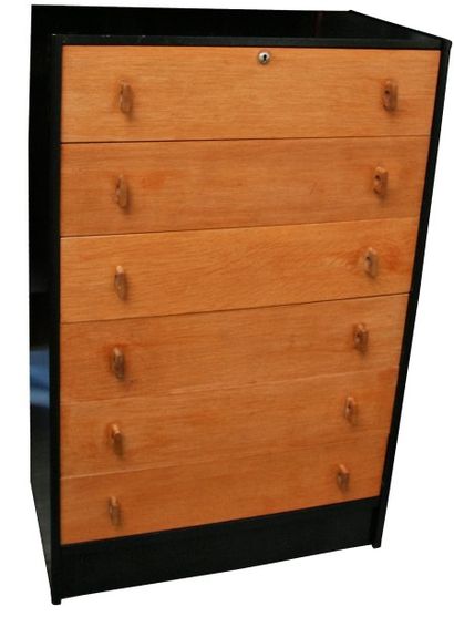 null Commode haute, corps en bois laqué noir, tiroirs . Années 1970. L. 76,5 cm –...