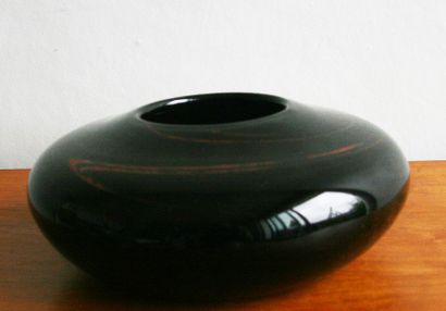 null Vase en verre noir et reflets feu. Monogramme « MV ». L. 22 cm
