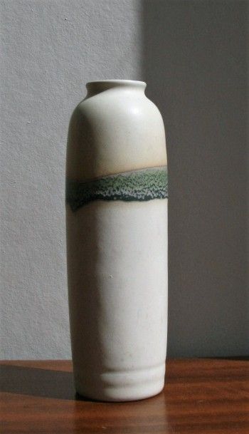 null Vase en céramique grège, dégradé de tons verts et roses. H. 17,5 cm