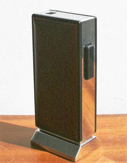 null Briquet de table en métal chromé et cuir. Edition japonaise Sarome Années 1970...