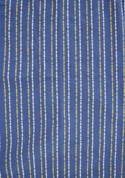 null Paire de rideaux montés en tissu bleu à motifs blancs et jaunes. Années 1960....