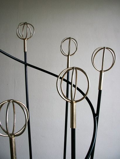 Roger FERAUD Porte-manteaux « Astrolabe »Structure tubulaire en métal noir 6 patères...