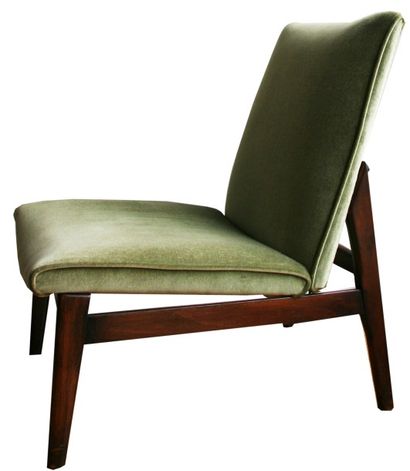 Edition PARKER KNOLL Chauffeuse en bois teinté et velours vert. Années 1960. L. 51...