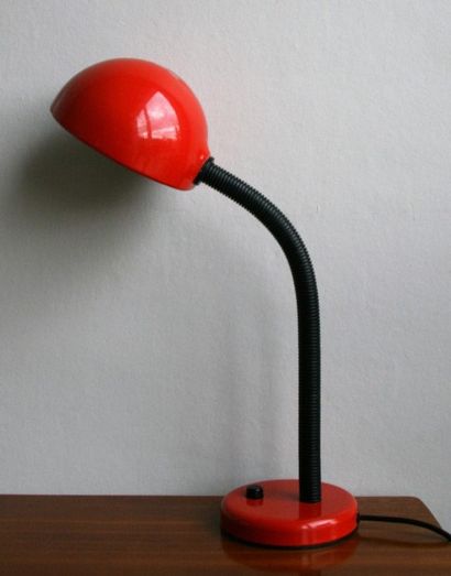 null Lampe à poser en métal laqué rouge et bras flexible noir. Années 1980. H. 44...