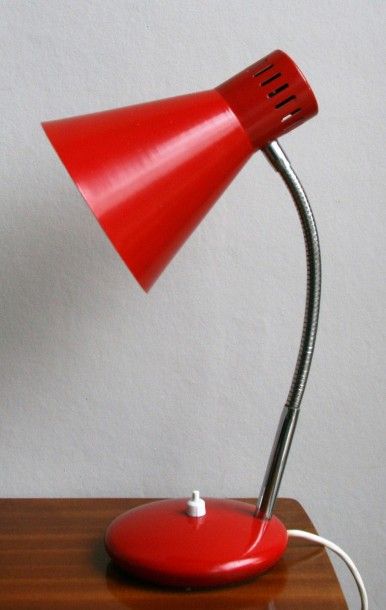 null Lampe en métal laqué rouge, bras flexible chromé . Edition italienne. H. 34...