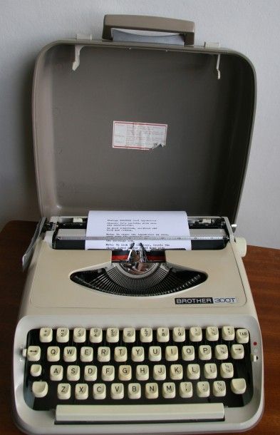 null Machine à écrire Brother 300T dans son étui-couvercle portatif. Années 1970....