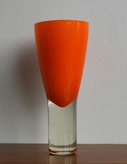 null Vase en verre translucide orange de forme conique. H. 27 cm
