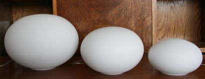 null Ensemble de 3 lampes à poser en opaline blanche. L. 30 – 23 et 18 cm H. 23 –...
