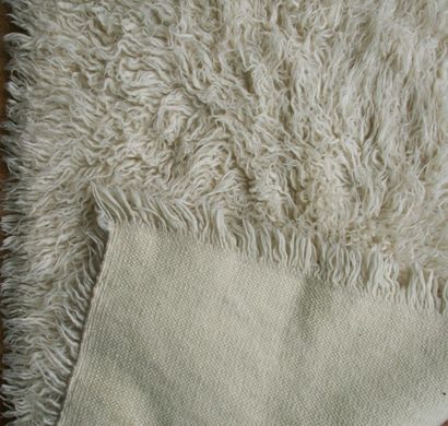 null Tapis en laine naturelle à poils longs. Années 1970. 80 cm x 136 cm