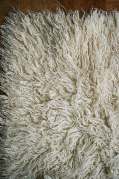 null Tapis en laine naturelle à poils longs. Années 1970. 80 cm x 136 cm