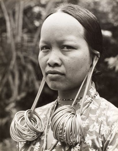 JAVA - BALI Danse du Barong ; Danseuses de Legong ; Femme aux longues oreilles, ca....