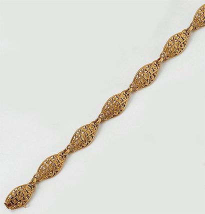 null Bracelet ancien composé de maillons ovales en or jaune ajouré et ciselé à décor...
