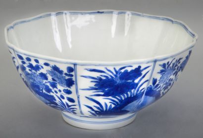 null Bol de forme polylobée en porcelaine à décor en bleu sous couverte de fleurs...