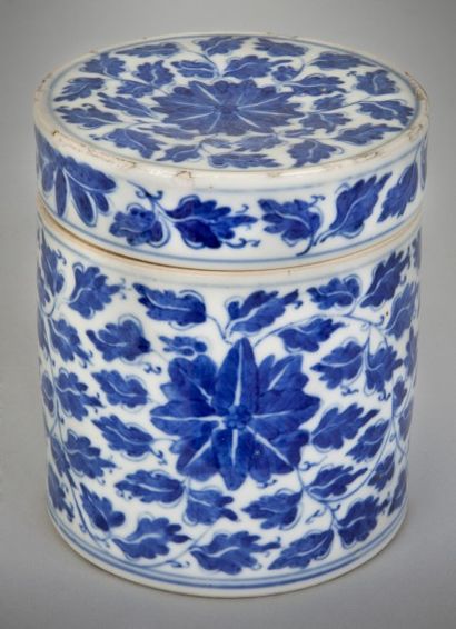 null Pot couvert de forme cylindrique en porcelaine à décor en bleu sous couverte...