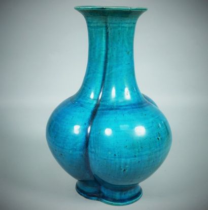 null Triple vase accolé en biscuit de porcelaine émaillé bleu turquoise, de forme...
