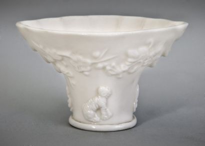 null Petite coupe libatoire en porcelaine émaillé ‘’blanc de Chine’’ en forme de...