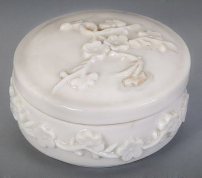 null Petite boîte de forme lenticulaire en porcelaine émaillée blanc de Chine à décor...