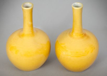 null Paire de petits vases de forme bouteille en porcelaine émaillée monochrome jaune...