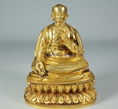 null Statuette en bronze doré représentant un lama, assis en padmasana sur un socle...