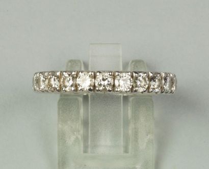 null Alliance en or gris sertie de diamants taille brillant calibrant ensemble 1,80...