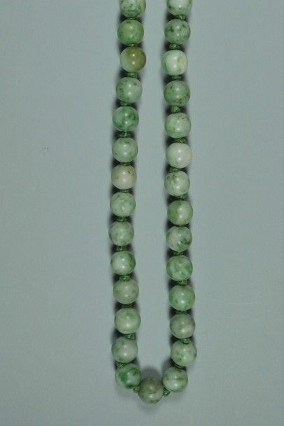 null Collier formé de boules de jade-jadéite de couleur vert tacheté de veines vert...