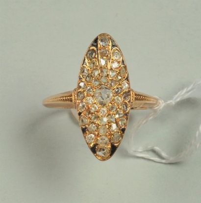 null Bague marquise ancienne en or rose 18K (750/oo) pavée de diamants taillés en...