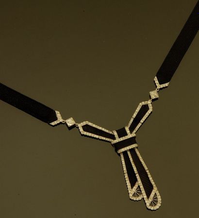 null Collier formant cravate en cordon de soie tressé noir et motifs en platine (850/oo)...