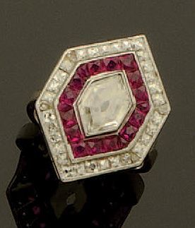null Bague en platine (850/oo) centrée d'un diamant hexagonal calibrant 1,30 ct environ...
