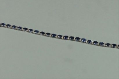 null Bracelet ligne en or gris 18K (750/oo) orné de saphirs ovales intercalés de...