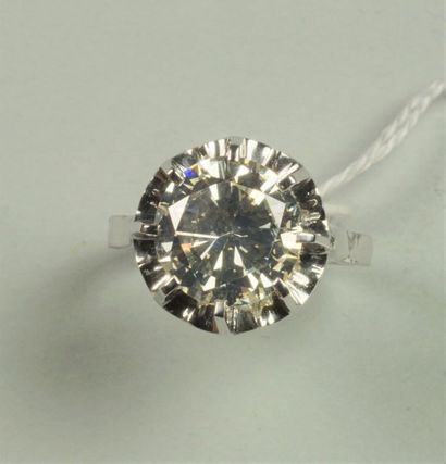 null Bague solitaire en or 18K (750/oo) et platine (850/oo) sertie d'un diamant taille...