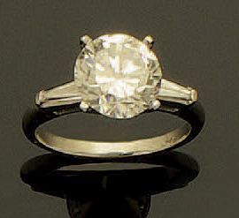 null Bague solitaire en platine (850/oo) sertie d'un diamant taille brillant pesant...