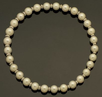 null Collier composé de 29 perles de culture des Mers du Sud en légère chute (diamètres...