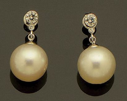 null Paire de pendants d'oreilles en or gris 14K (585/oo) ornés chacun de deux diamants...