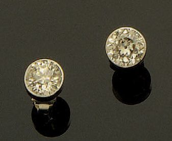null Paire de clous d'oreilles en or gris 18K (750/oo) ornés de deux diamants taille...