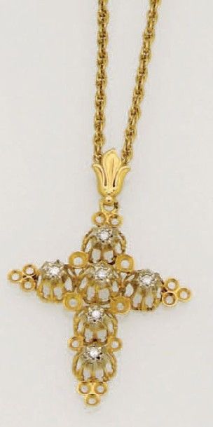 null Croix Provençale en or jaune 18K (750/oo) ajouré agrémentée de diamants taille...